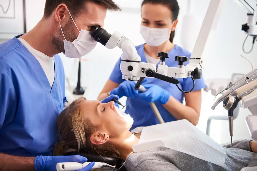 רופאי שיניים מטפלים בפציינטית