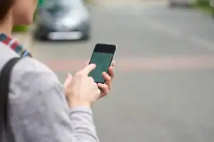 קידום אתרים בסלולר: גולש מחפש עסק בטלפון בזמן שהוא ברחוב